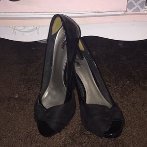 Black Pumps